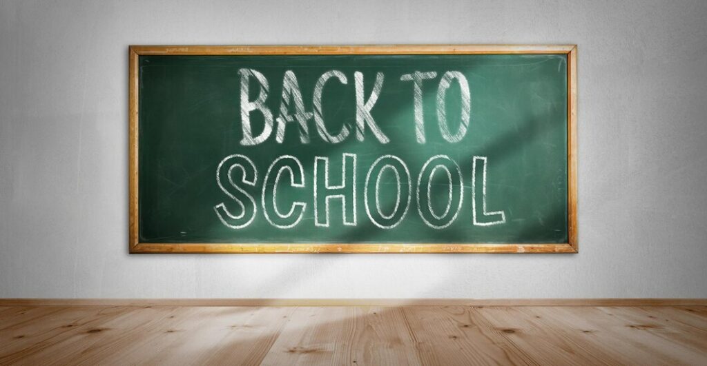 groene-schoolbordbanner-voor-back-to-school-in-een-kamer_125540-3514