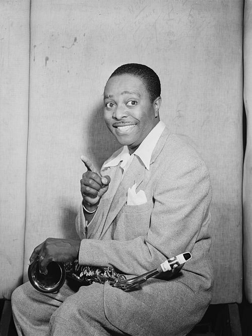 500px-Louis_Jordan,_New_York,_N.Y.,_ca._July_1946_(William_P._Gottlieb_04721)